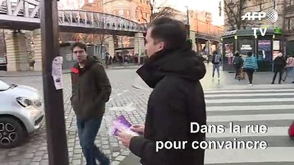 Municipales à Paris: Gaspard Gantzer tracte dans le XVe arrondissement