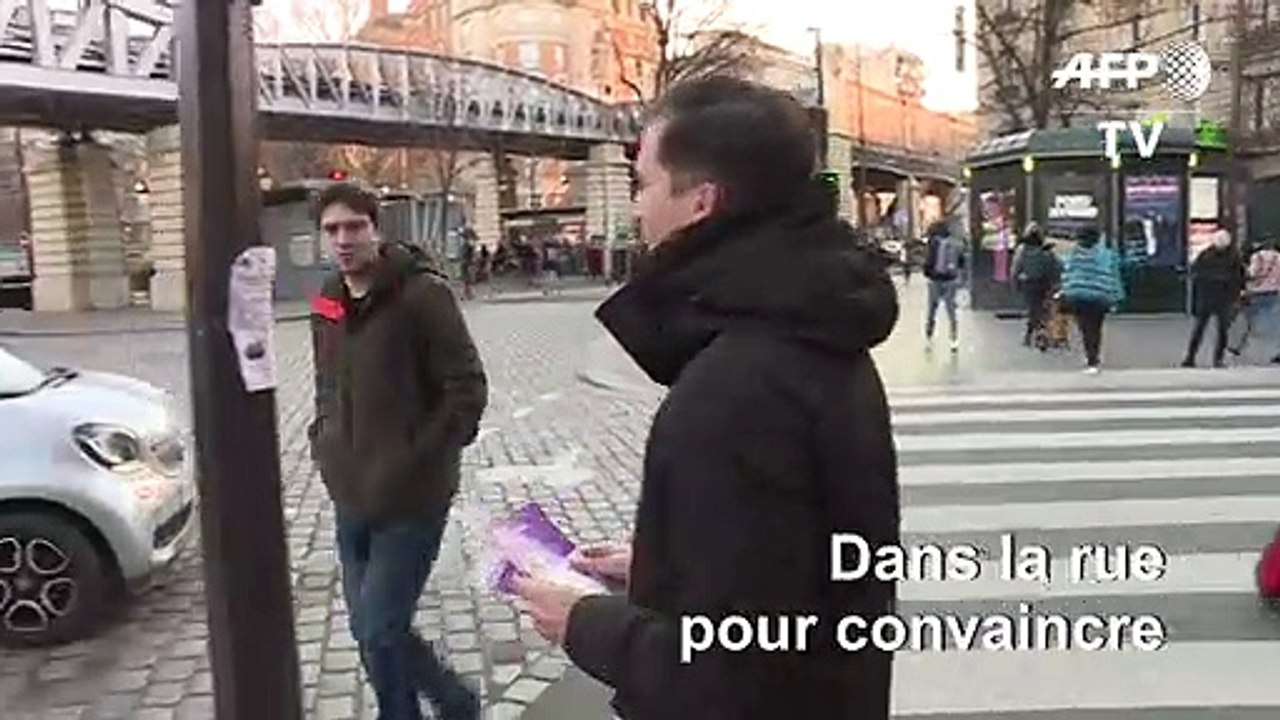 Municipales à Paris: Gaspard Gantzer tracte dans le XVe arrondissement