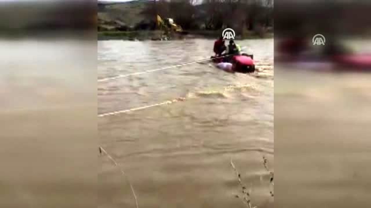 Manisa'da debisi yükselen çayda traktörle mahsur kalan 3 kişi kurtarıldı