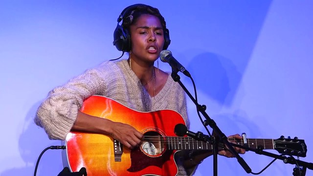VIDÉO - Ayo interprète sa chanson Rest assured , en live sur Europe 1