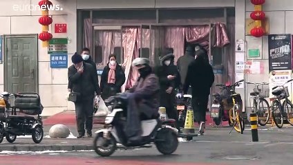 Ira en China tras la muerte del doctor que alertó del 'coronavirus de Wuhan'