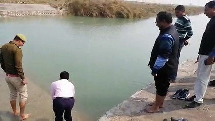मैनपुरी -जिलाधिकारी ने शुध्दता के लिए  ईसन नदी का पानी पीकर चैक किया
