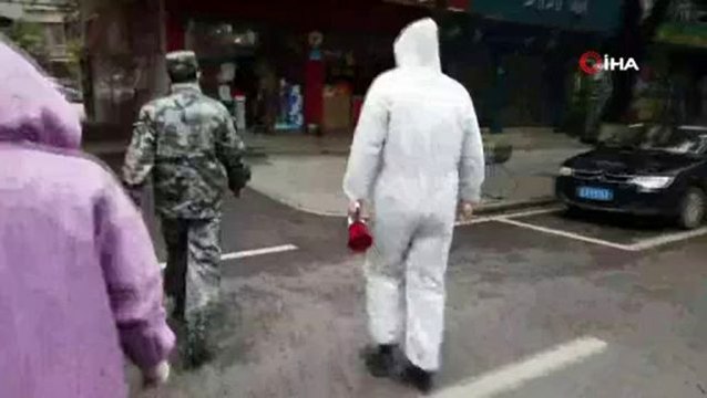 Wuhan'da polis kapı kapı gezip ateş ölçüyor
