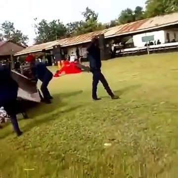 Ces hommes ont accidentellement fait tomber le cercueil lors des funérailles