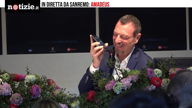Sanremo 2020, Amadeus parla al telefono con Roberto Benigni in Conferenza Stampa | Notizie.it