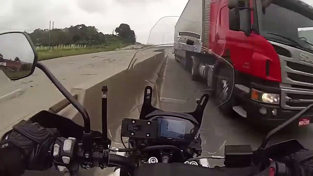Fugiu em contramão na auto-estrada para não lhe roubarem a mota