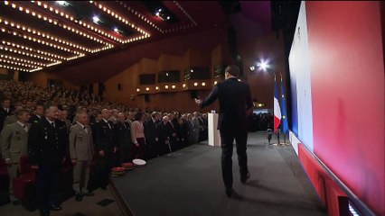 Emmanuel Macron discursa sobre a "dissuasão nuclear francesa"