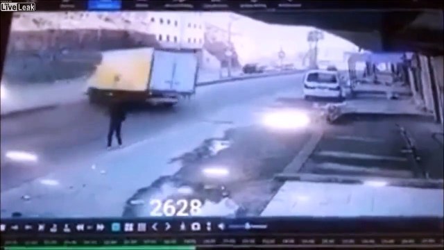 Pour éviter un enfant ce camion se renverse sur la route !