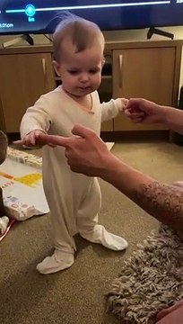 Debout pour la première fois, la réaction de ce bébé est folle !