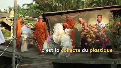 Thaïlande : pour lutter contre la pollution, des moines transforment des bouteilles plastiques en tuniques