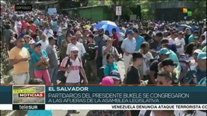 Partidarios del pdte. Nayib Bukele se reúnen frente a la Asamblea