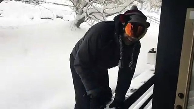 Saut dans la neige : il disparaît instantanément dans la poudreuse !