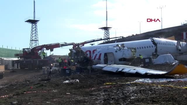 Pisten çıkan uçağın enkazını kaldırma çalışmaları devam ediyor 3