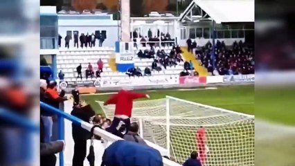 Penaltı atan oyuncunun dikkatini dağıtmak için tribünde pantolonunu indiren taraftar