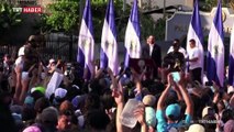 El Salvador'da asker ve polis meclisi bastı