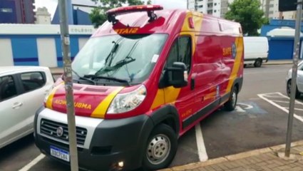 Mulher fica ferida ao cair de escada, na Rua Paraná