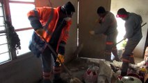 Mersin tarsus'ta çöp ev, belediye ekipleri tarafından temizlendi