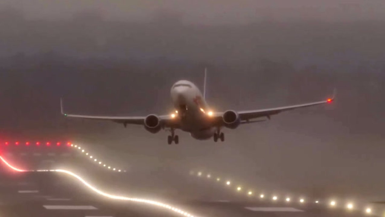 Dangerous crosswinds force planes to abort landings