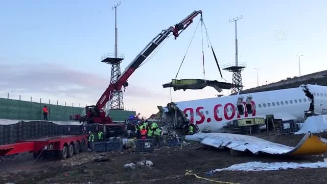 Pistten çıkan uçağın enkazını kaldırma çalışmaları sürüyor (2)