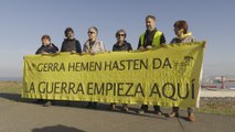 Protesta por la llegada de un barco para cargar armamento en Santurtzi