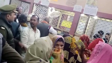 उप निरीक्षक ने दल बल के साथ बैंकों पर की सघन चेकिंग