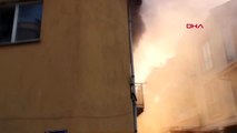 Bursa iki katlı binada çıkan yangın, mahalleliyi sokağa döktü
