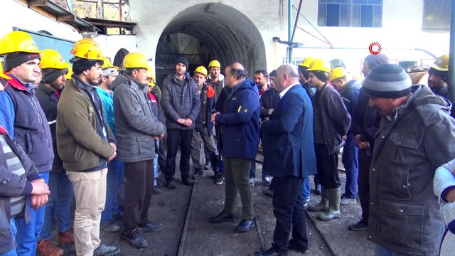 Kömür ocağında çalışan işçiler maaşlarını zamanında alamadıkları için iş bıraktı