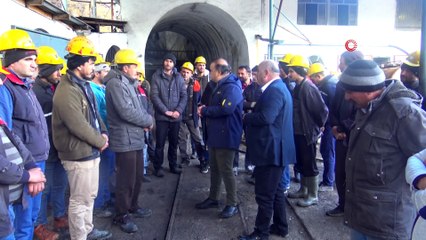 Kömür ocağında çalışan işçiler maaşlarını zamanında alamadıkları için iş bıraktı