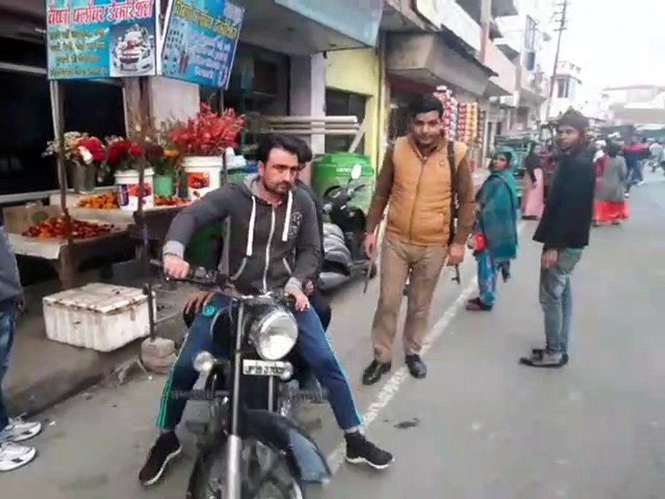 शामली में दो पक्षों के बीच का मारपीट का लाइव वी...