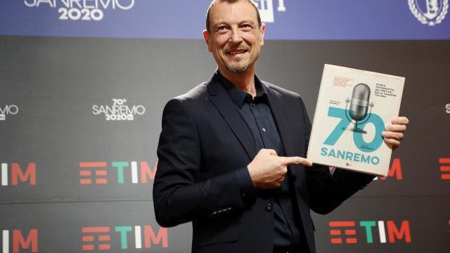 Stasera in tv, Sanremo: i cantanti e gli ospiti che vedremo nella serata finale