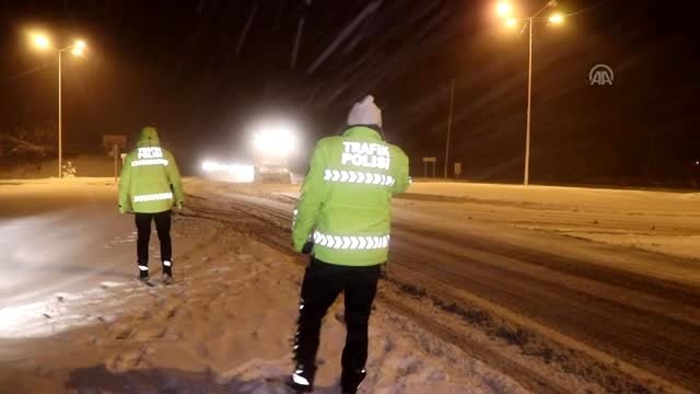 Kar yağışı nedeniyle Bolu Dağı'ndan tır geçişine izin verilmiyor