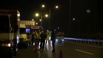 Park halindeki tıra çarpan otomobilin sürücüsü öldü