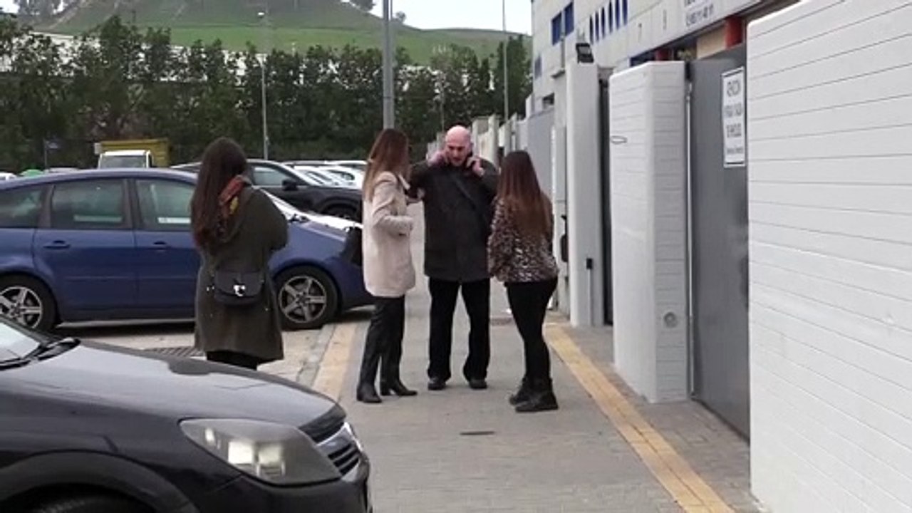 Irene Rosales arropada por su marido y algunos rostros televisivos en el entierro de su madre