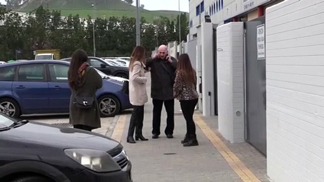 Irene Rosales arropada por su marido y algunos rostros televisivos en el entierro de su madre