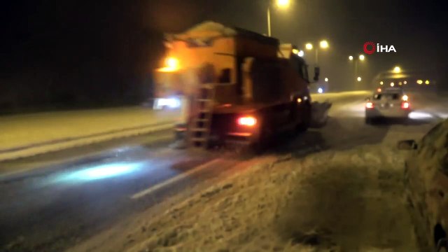 Bolu Dağı’nda, yoğun kar nedeniyle tır geçişlerine izin verilmiyor