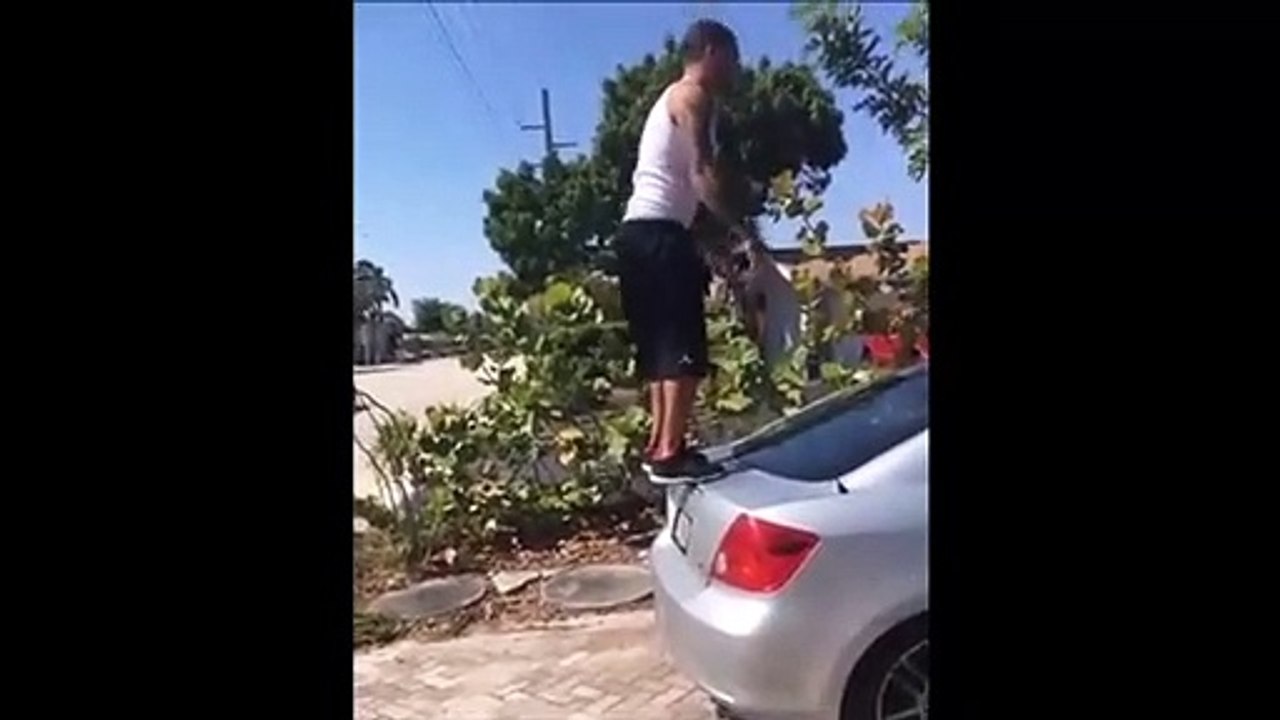 Il tente un backflip et va éviter le pire de justesse... Chanceux