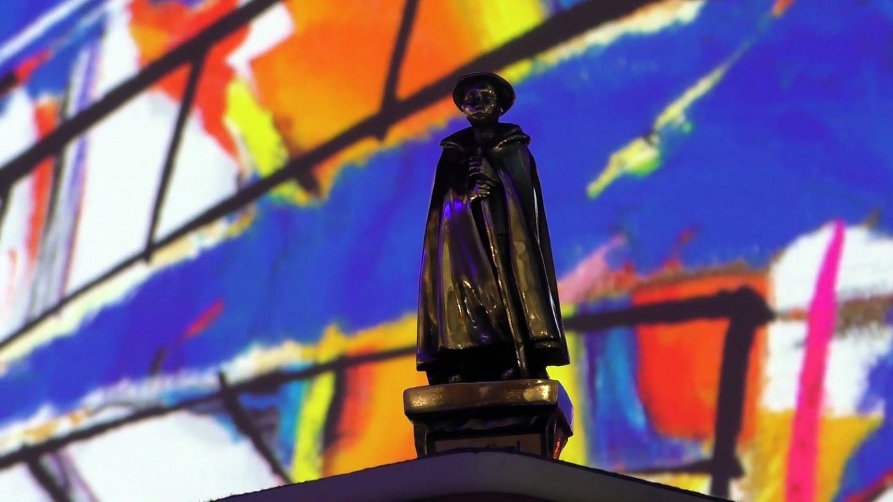 Yann Arthus-Bertrand reçoit un Pyrénées d'honneur lors de la journée climat-environnement du Festival de Télévision de  Luchon