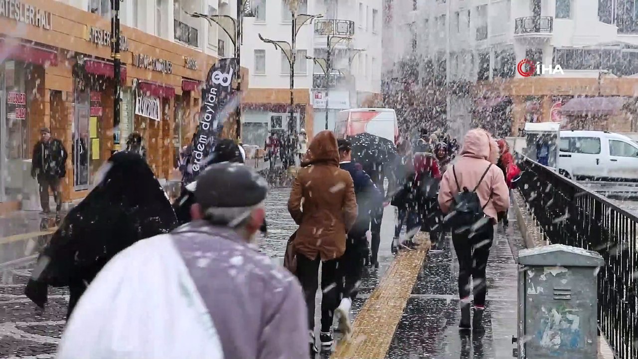 Kar yağışını fırsat bilen vatandaşlar doyasıya fotoğraf çektirdi