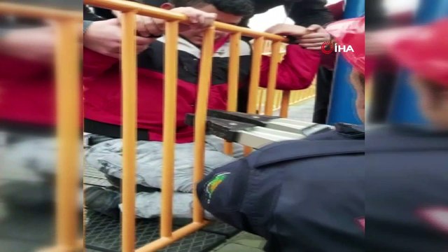 Demir korkuluğa sıkışan çocuğu itfaiye ekipleri kurtardı