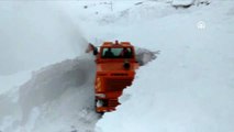 Kar ve tipi nedeniyle kapanan Erzurum-İspir kara yolu güçlükle ulaşıma açıldı