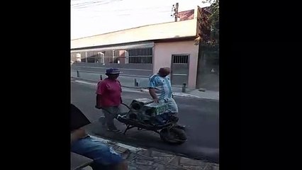 CARECA DO MONTE AZUL TRAZENDO CERVEJA NO CARRINHO DE MÃO