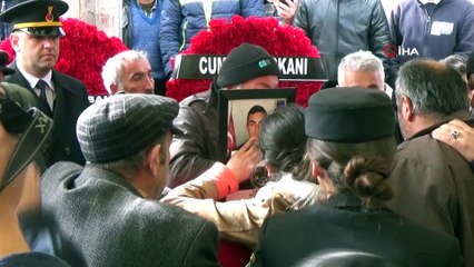 Çığ şehidinin kız kardeşi ağabeyinin montunu giyerek asker selamı verdi