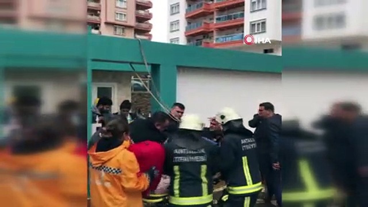 Bahçe kapısının üzerinden atlarken bacağına demir korkuluk saplandı