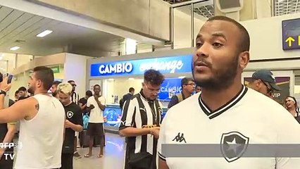 Miles de hinchas del Botafogo dan calurosa bienvenida al japonés Keisuke Honda en Rio
