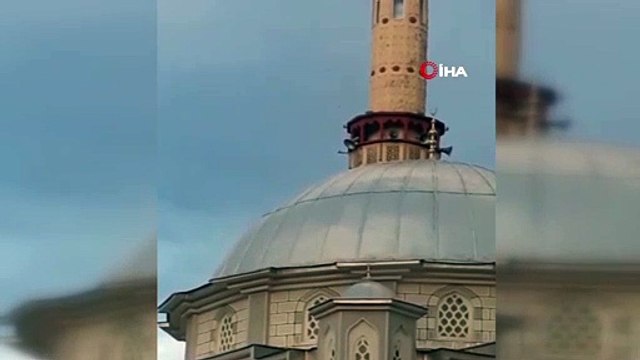 Fırtına minareyi beşik gibi böyle salladı