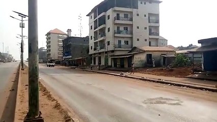 Des agents font usage de gaz lacrymogène pour disperser des manifestants à Bambeto