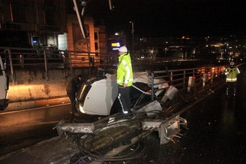 Beyoğlu Unkapanı Köprüsü girişinde araç takla attı: 3 yaralı