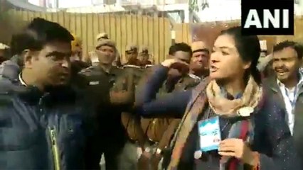 दिल्ली चुनाव: कांग्रेस उम्मीदवार अलका लांबा ने AAP कार्यकर्ता को मारा थप्पड़