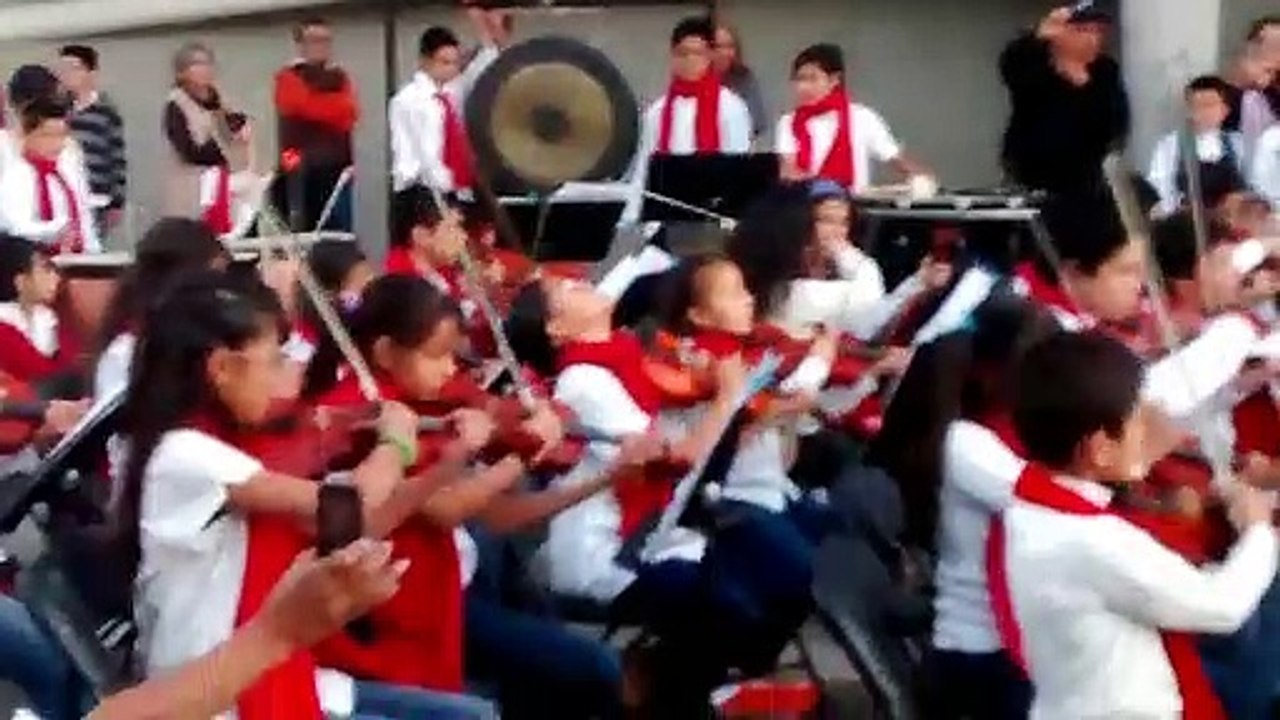 Top  Sakae tocando el violín