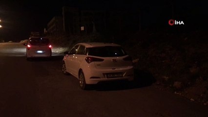 Kız arkadaşını araca kitledi, koşarak polisten kaçtı